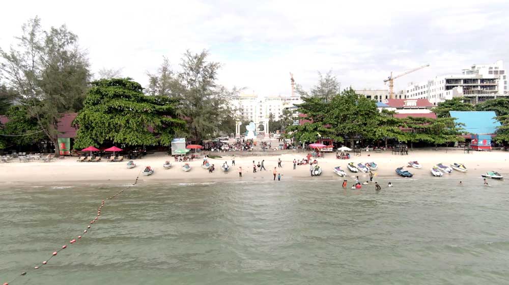 Occhuteal beach. Beach vendors and tourists. Photo: RFA