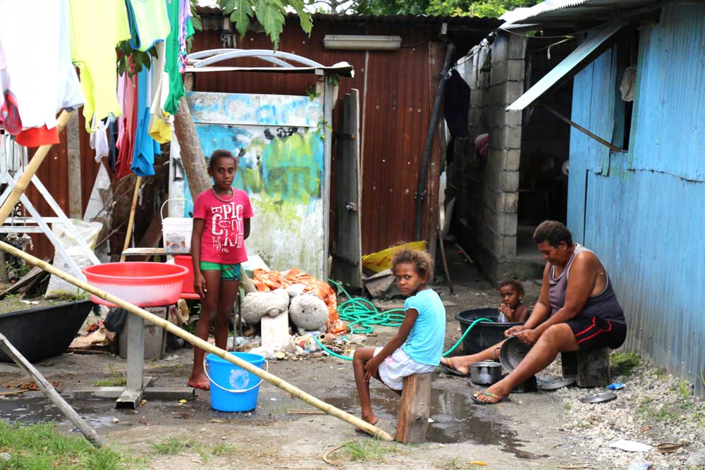 A family living in one of the largest villages in Port Vila. Local Vanuatu people are called Nivan. The poverty rate in Vanuatu is just less than 13 percent. Photo: RFA