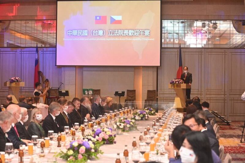 立法院长游锡堃宴请捷克代表团。(立法院提供)