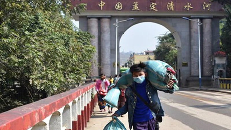 ကိုးကန့်ကိုယ်ပိုင်အုပ်ချုပ်ခွင့်ရဒေသ ချင်းရွှေဟော်နယ်စပ်မှာ တရုတ်ပြည်က ပြန်လာသူများအား ၂၀၂၀ ခုနှစ်၊ ဖေဖော်ဝါရီလက တွေ့ရစဥ်။ (RFA Photo)