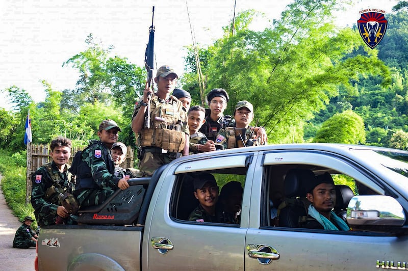 KNU တပ်မဟာ-၆ နယ်မြေအတွင်း ကားတစ်စီးပေါ်တွင် ကော်ဘရာစစ်ကြောင်း တပ်ဖွဲ့ဝင်များကို တွေ့ရစဉ်။ (Cobra Column)