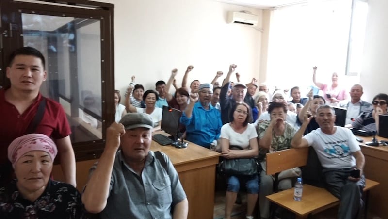 大批支持者到法院旁听。（志愿者提供/记者乔龙）