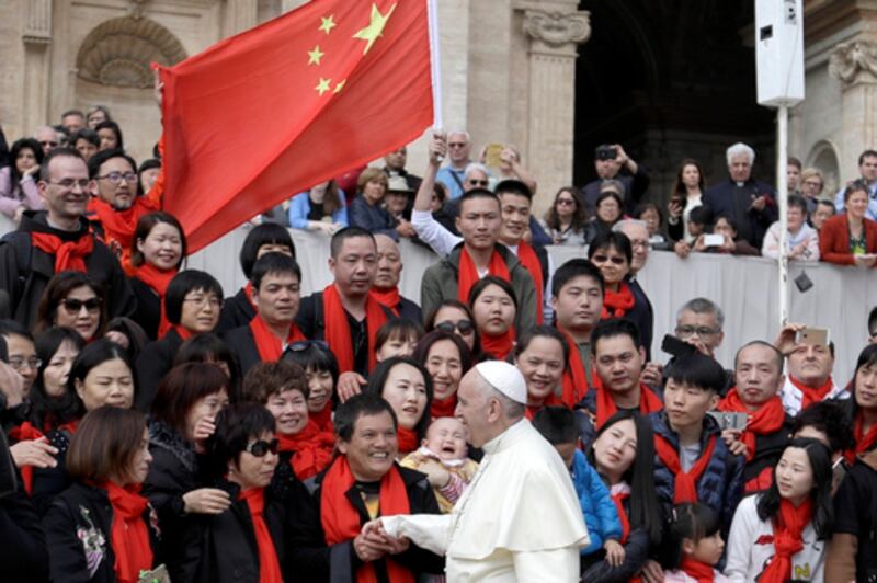 Pope Francis meets a group of faithful from China at the end of his weekly general audience in St. Peter's Square, at the Vatican. April 18, 2018.