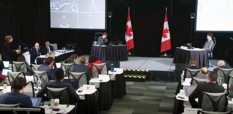 特鲁多在听证会上接受相关机构的代表律师质询,回应一些外界认定的疑点。 (视频会议截图/记者柳飞提供)