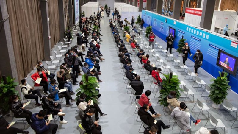 中国疾控中心官员早前表示,现阶段国产疫苗只适宜给18至59岁的人士接种,也就是说,最需要保护的群众只能听天由命。图为,2021年1月3日,北京疫苗接种点有大批市民等候注射新冠疫苗。(法新社图片)