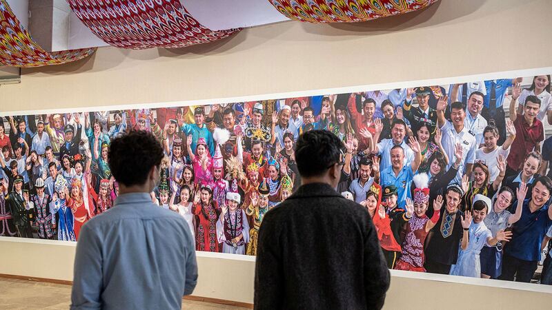 2021年3月24日，中国摄影家协会在北京举办以新疆地区拍摄的图像为主题的摄影作品展。 （法新社）