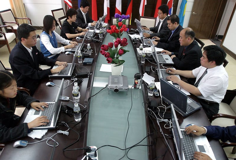 资料图片:中国教师在互联网上进行教学。(法新社)