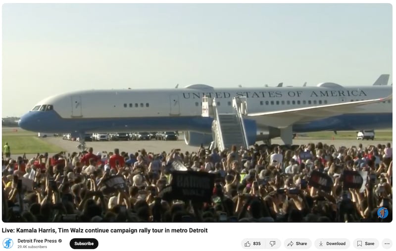 多家美国新闻媒体拍摄的画面显示,哈里斯飞机抵达底特律造势活动现场时,有许多支持民众。(《底特律自由新闻》Youtube账号截图)