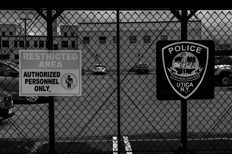 ၂ဝ၂၄ ခုနှစ် ဩဂုတ်လ ၁၉ ရက်နေ့က တွေ့ရသည့် နယူးယောက်ပြည်နယ် ယူတီကာမြို့ရဲစခန်း။ (Photo: Gemunu Amarasinghe/ RFA)