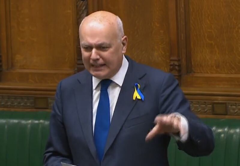 保守党议员、前保守党党魁伊恩·史密斯（Iain Duncan Smith）质疑英国在制裁行动上远远落后于美国，并点名香港候任特首李家超、现任特首林郑月娥、律政司司长郑若骅等已被美国制裁的中港官员，促请英国政府对他们祭出同样制裁。（推特截图）