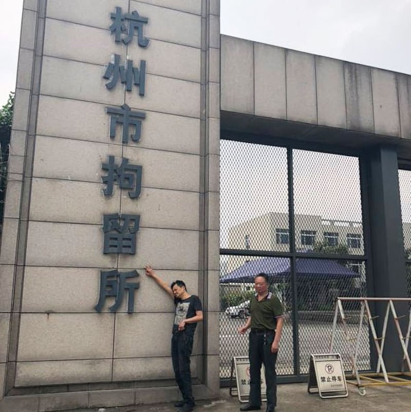 资料图片:2018年5月2日,浙江维权人士徐光(左)被拘押逾一周后,离开杭州市看守所。(徐光独家提供)