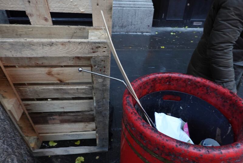 目击者Natalie表示，十多名来自主办方的人士突然冲向数名港人拳打脚踢，并把金属物体藏在衣服里作为武器。现场垃圾桶仍遗下金属棍和木条。（记者吕熙）