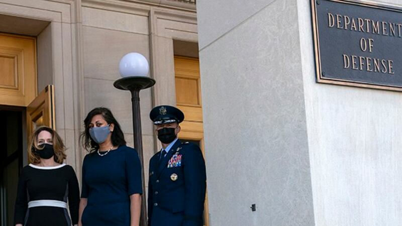 美国新任国防部副部长凯瑟琳·希克斯（左）强调，“美中必有一战”是可以避免的。（美联社图片）