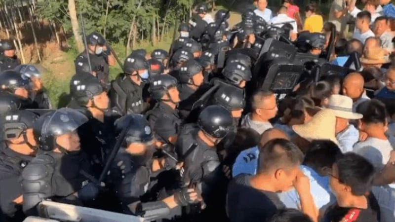 2020年8月4日凌晨,河北徐水国营农场人员意图偷偷拆除大午集团位于郎五庄村的办公室,遭大午员工阻止,双方爆发冲突后徐水区公安介入。(微信截图/大午集团公众号)