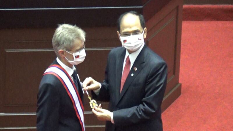 捷克议长维特齐受到台湾立法院长游锡堃邀请在立法院演讲,受颁一等奖章表彰他不畏强权,在国际社会支持台湾。(记者夏小华摄)