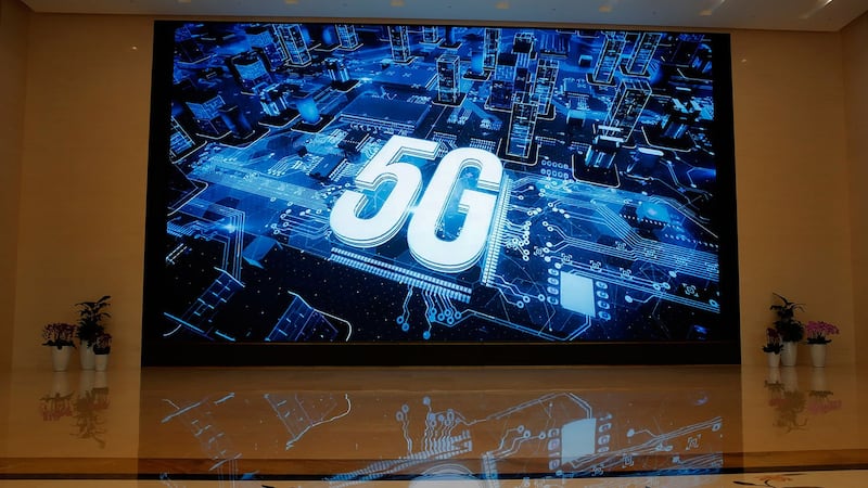 2019年3月6日，深圳市华为展厅外的屏幕上显示5G标识。(美联社)