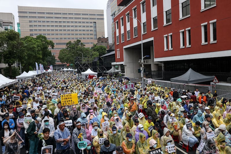 2024年5月28日,台湾民众聚集在台北的立法院外表达自己的政治意愿。(法新社)