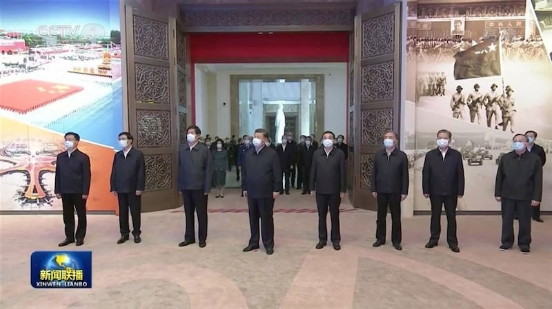 2020年10月19日,在美中关系持续紧张背景下,中共总书记习近平率领7名政治局常委与及国家副主席王岐山等高层,参观“抗美援朝”展览,高调纪念韩战爆发70周年。(视频截图)