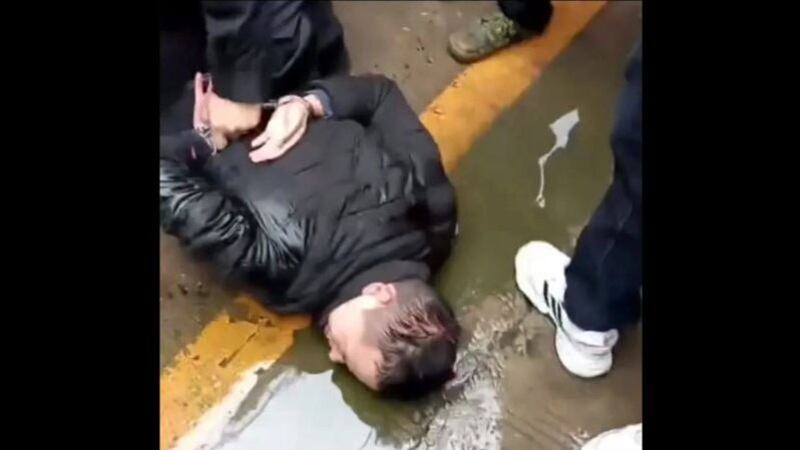 肇事司机被学生家长制服。(视频截图)