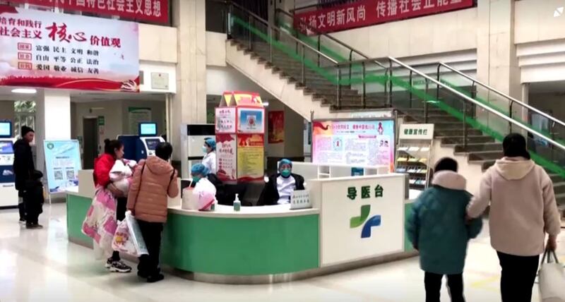 武汉当地居民仍然不清楚不明肺炎的最新情况。(视频截图/CCTV/路透社)