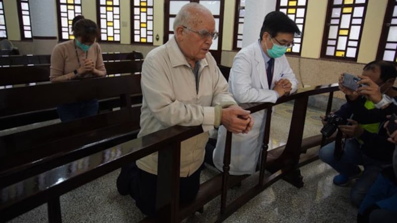 意大利身陷武汉肺炎肆虐,死伤惨重,在台湾奉献半世纪的80岁吕若瑟神父为家乡意大利祈祷。(罗东圣母医院提供)