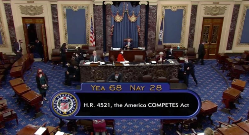 2022年3月28日,美国参议院以68票赞成,28票反对通过“美国竞争法案”。(视频截图)