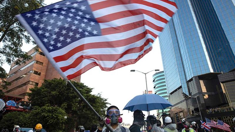 2019年11月17日,一名抗议者在香港理工大学挥舞美国国旗。(美联社)