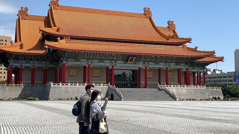 台湾国家音乐厅出现演奏家确诊引发议论,不过不少游客并不知情。(记者夏小华摄)