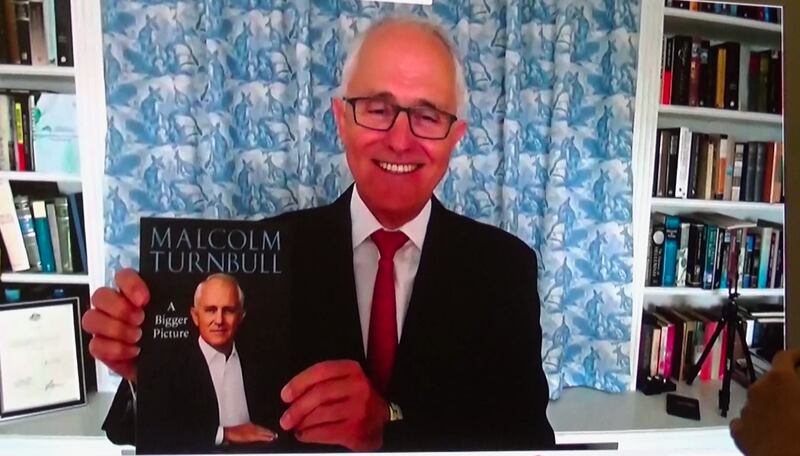 前澳大利亚总理滕博尔(Malcolm Turnbull)会外透过视讯接受在台北现场的记者提问。(记者夏小华摄)