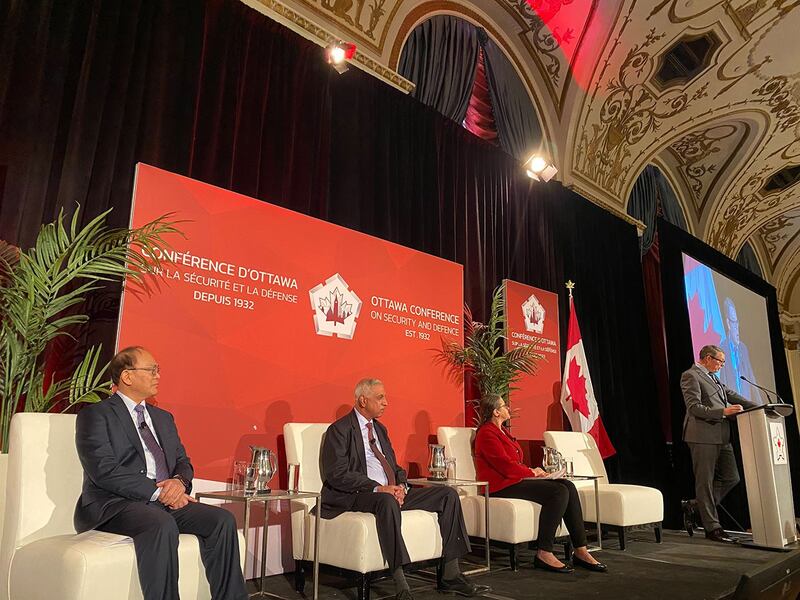 渥太华安全防务峰会3月初举行,其中特设关於中国议题的环节,邀请驻加拿大台北经济文化代表处代表曾厚仁(左一)参加论坛。 (驻加拿大台北经济文化代表处提供)