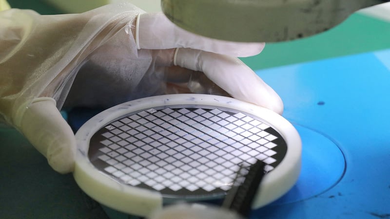 2021 年 3 月 17 日,一名员工在江苏省南通市的捷捷半导体公司工厂制造芯片。 (法新社)