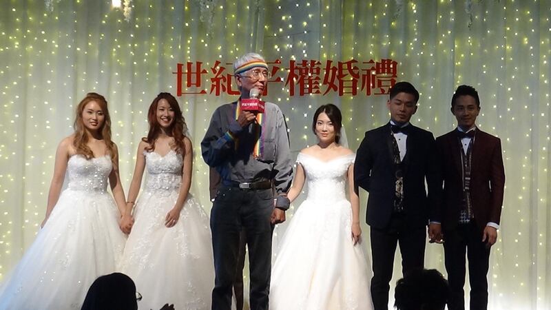 祁家威在争取到台湾通过同性婚姻专法隔天，为同性恋伴侣证婚。（记者夏小华摄）