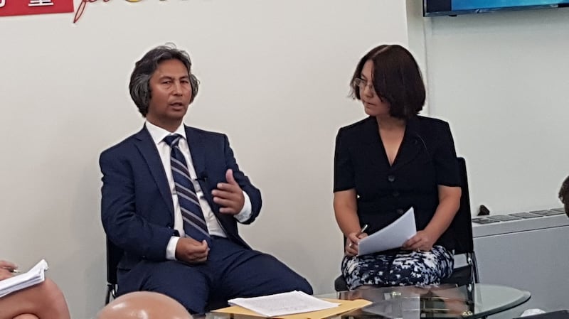 前新疆劳改营受害者哈穆特(左)讲述他的三年遭遇。(记者家傲摄)