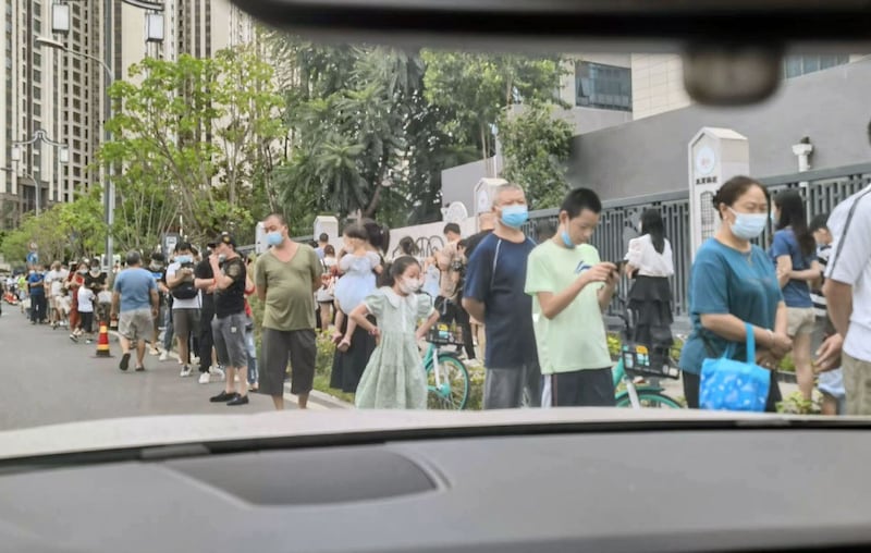 居民在小区排队做核酸,无核酸证明寸步难行。(微博图片)