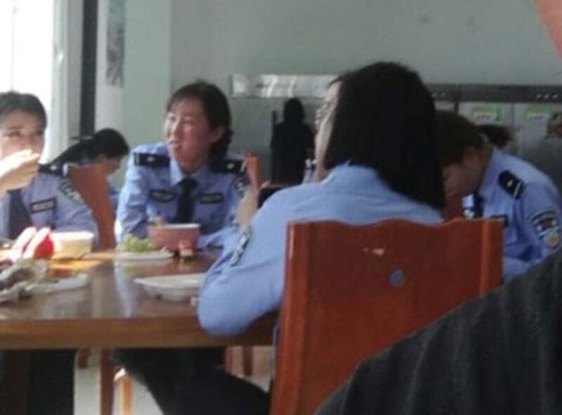 疏勒县女子监狱内的女性管教人员在食堂。(志愿者独家提供)