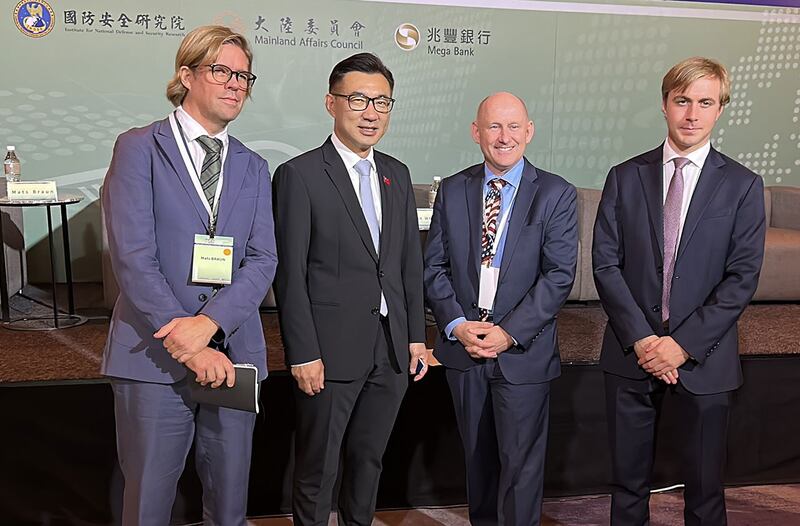 捷克布拉格国际关系研究所所长布劳恩（左一）、国民党籍立委江启臣（左二）、前美国代理陆军部长惠特利（右二）、英国皇家联合三军国防研究所资深研究员沃特林（右一）。（记者夏小华摄）