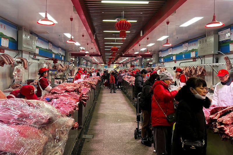 图为2024年2月2日，北京新发地农产品批发市场猪肉销售。中国在春节前发布最新的经济数据，居民消费价格指数（CPI）和工业生产者出厂价格指数（PPI）同比均下跌，是连续4个月出现通缩，更有加剧的状况。以类别看，食品价格同比跌幅比非食品价格大，猪肉和菜价同比下跌达到双位数。(路透社)