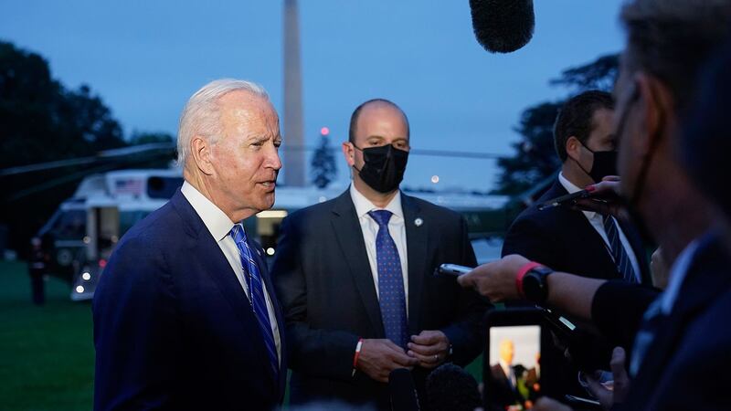 2021 年 10 月 5 日,美国总统拜登返回华盛顿白宫后与记者交谈。(美联社)