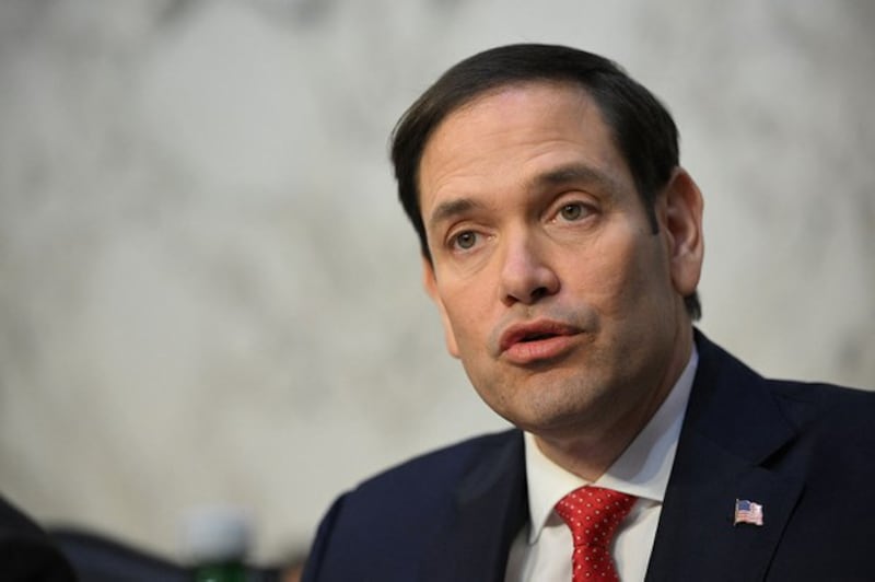 美国共和党籍参议员马克·卢比奥(Marco Rubio)在2023年7月19日发布的声明中表示:"在美国资本和芯片的帮助下,中国日益强大。我们不能允许中国获得先进的人工智能芯片"。(法新社资料图)