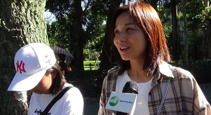 正在台湾旅游的大陆吕女士(右)接受本台记者采访(记者夏小华摄)