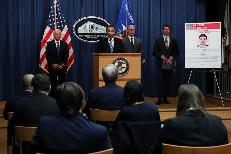 2022 年 3 月 16 日,美国司法部宣布起诉5名嫌犯,涉嫌为中国政府充当代理人。(路透社)