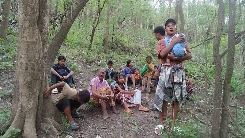 ချင်းပြည်နယ် တွန်းဇံမြို့နယ်မှ စစ်ဘေးဒုက္ခသည်များအား ၂၀၂၄ ခုနှစ်၊ မေလ ၂၂ ရက်နေ့က တွေ့ရစဉ်။ (Citizen Photo)