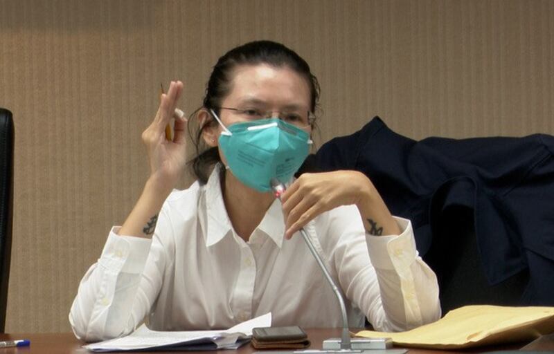 在中国被判”颠覆国家政权罪”的台湾NGO工作者李明哲,刑满五年获释返台后,首次与妻子李净瑜召开记者会。(记者李宗翰摄)