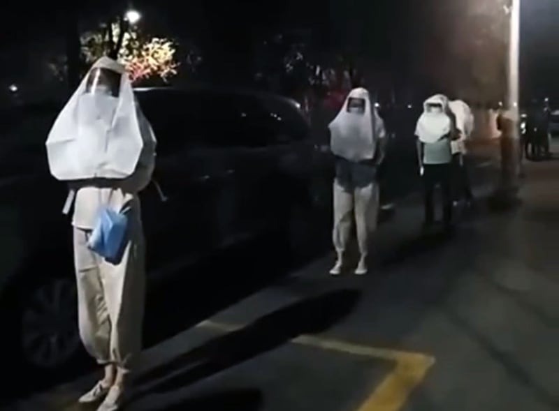 新疆首府乌鲁木齐采取新的防疫方法,做核酸检测时的这套装束,让不少网民惊讶。(视频截图/古亭提供)