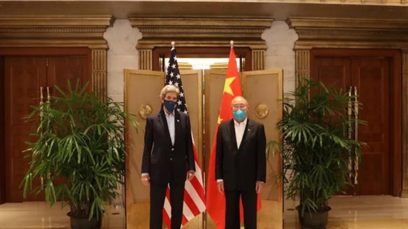 中国气候变化事务特使谢振华(右)2021年4月在北京会见美国气候特使克里(John Kerry)(中国生态环境部网站)