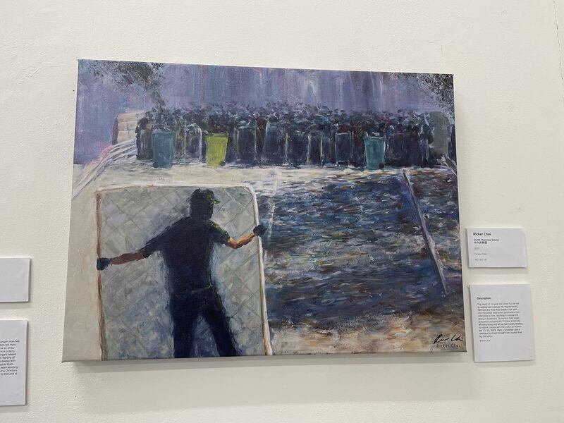 加拿大港人画家Richer Choi的油画作品“中大床褥盾”和“红海”,前者描绘反送中运动期间,示威者在香港中文大学以床褥作盾抵挡港警,后者描绘香港百万人游行期间,游行人士如潮水般散开,为救护车让道的画面。 (吕熙摄)