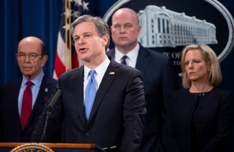 资料图片：2019年1月28日，联邦调查局局长克里斯托弗·雷（前排中 )与美国代理司法部长惠特克（第二排右），国土安全部部长克丝珍·尼尔森（右）以及商务部长商务部长罗斯（左）在美国司法部举行联合新闻发布会，宣布对华为提出23项刑事起诉。并正式要求引渡在加拿大处于保外的中国华为首席财务官孟晚舟。（AFP）