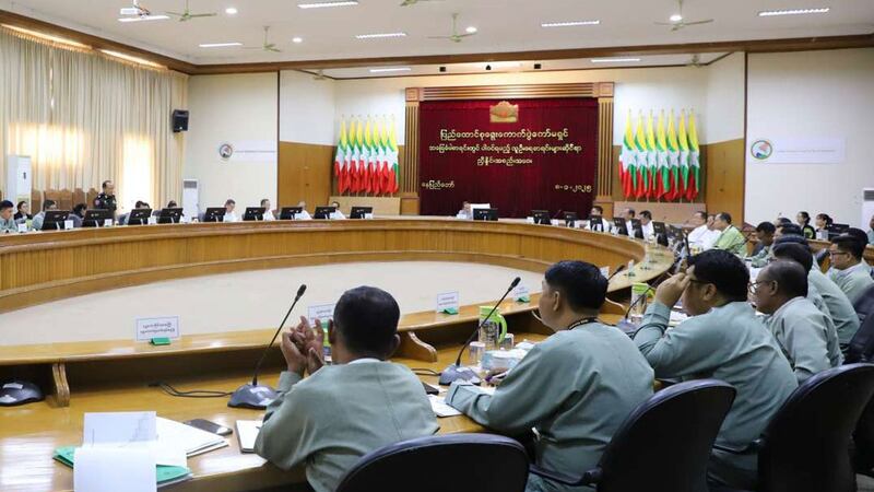 မဲစာရင်းတွင် ပါဝင်ရမည့် လူဦးရေစာရင်းများဆိုင်ရာ ညှိနှိုင်းအစည်းအဝေးကို နေပြည်တော် ပြည်ထောင်စုရွေးကောက်ပွဲကော်မရှင်ရုံးတွင် ၂၀၂၅ ခုနှစ်၊ ဇန်နဝါရီလ ၈ ရက်နေ့တွင် ကျင်းပစဉ်။ (Photo: MOI)