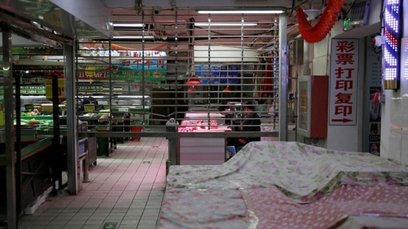 新冠病毒爆发冲击中国经济。图为处于半关闭状态的一家中国超市。（路透社）