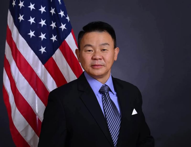 2022 年在纽约竞选公职的异见人士熊焱显然受到唐元隽的监视 （熊焱竞选图片/Facebook）